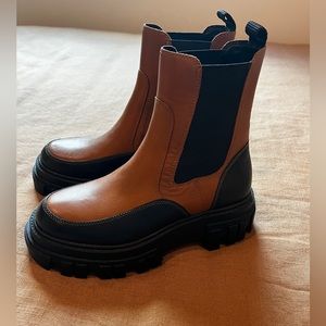 Two toned chelsea boots